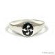 Anillo sello Lauburu sobre fondo negro