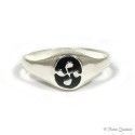 Anillo sello Lauburu sobre fondo negro