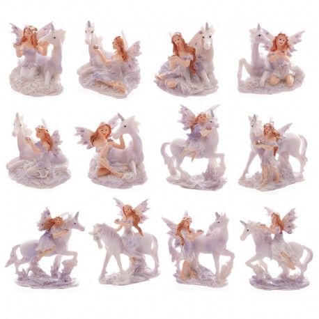 Hada lila brillante floral y figuras de unicornio
