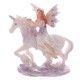 Hada lila brillante floral y figuras de unicornio